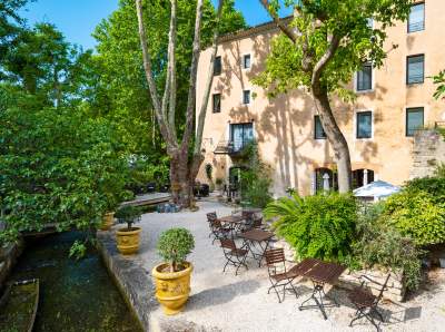 Tourisme Luberon, Cour Intérieur, Hôtel du Poète